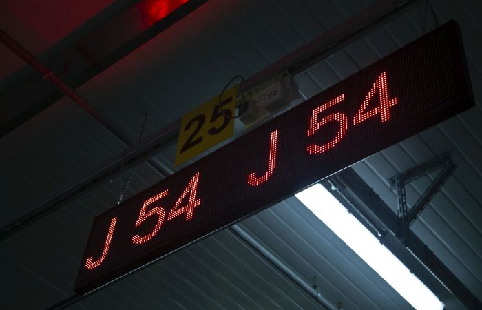 Digiteknon toimittama LED-logistiikkanäyttöjärjestelmä Meira Novan logistiikkakeskuksessa Tuusulassa