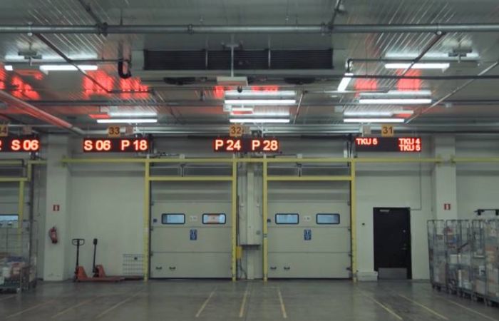 Digiteknon toimittama LED-logistiikkanäyttöjärjestelmä Meira Novan logistiikkakeskuksessa Tuusulassa