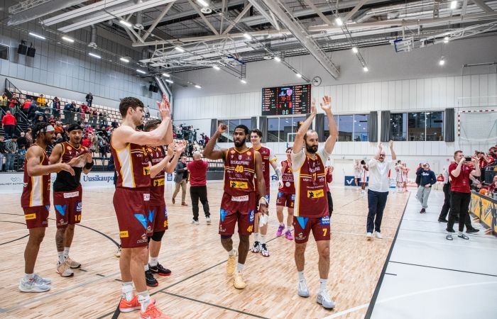 DT-SPORT VIDEO PRO LED screen tulostaulujärjestelmä  Korihaiden voitokkaassa kotiottelussa Uudenkaupungin Wintterissä