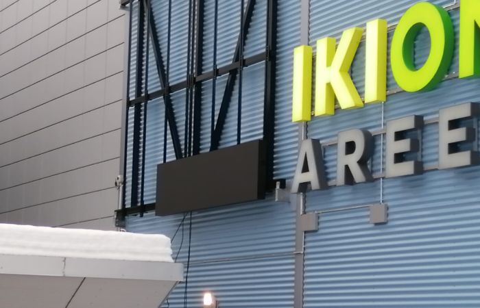 DT-SPORT VIDEO PRO LED-screenin taustakehikko Mikkelin jäähallin ulkoseinällä