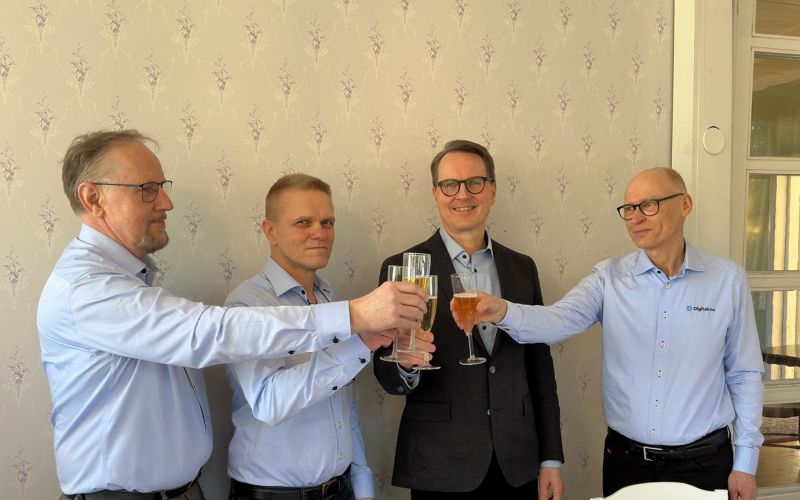 Digiteknon vanhat omistajat ja uusi omistaja skoolaavat Digiteknon omistajanvaihdokselle